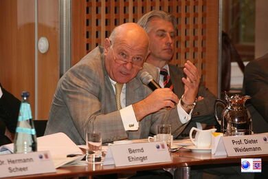 Prof. Dieter Weidemann erläutert seinen Standpunkt