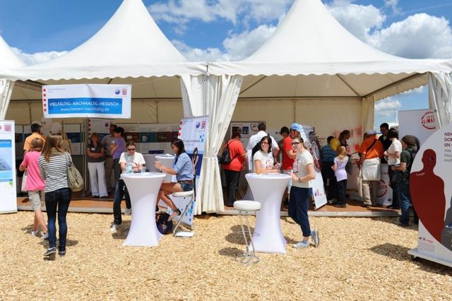 Besucher am Infostand der Nachhaltigkeitsstrategie