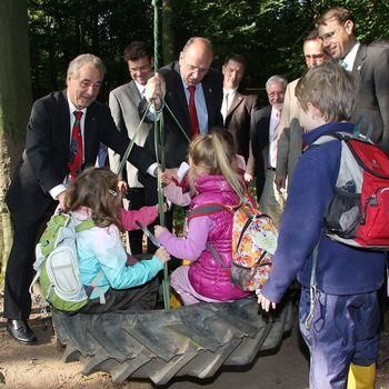 Zu Besuch im Kindergarten - Kinder auf der Autoreifenschaukel