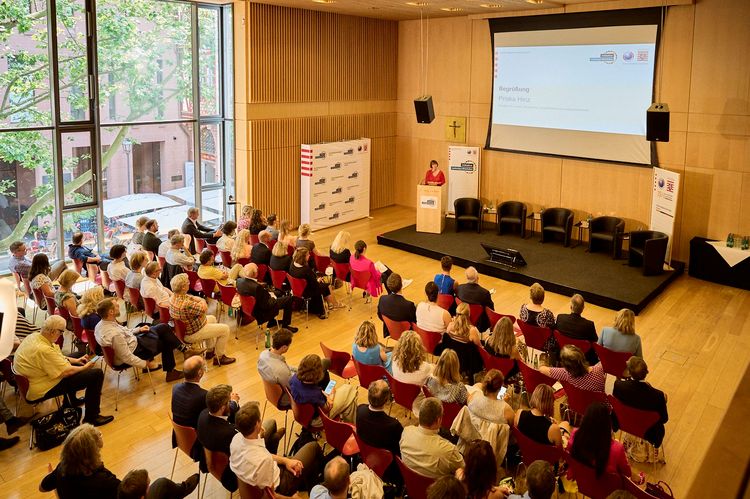 Foto der Teilnehmenden der 2. Jahreskonferenz der Initiative Nachhaltiges Wirtschaften von oben