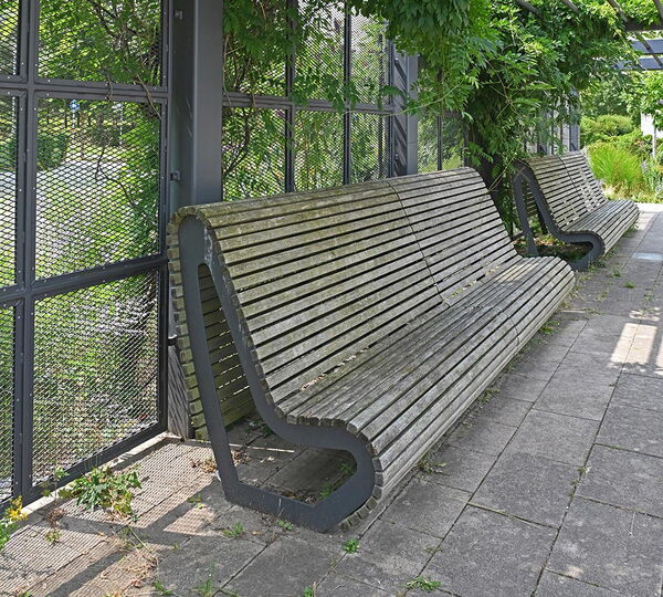 Begrünter Platz mit Bänken