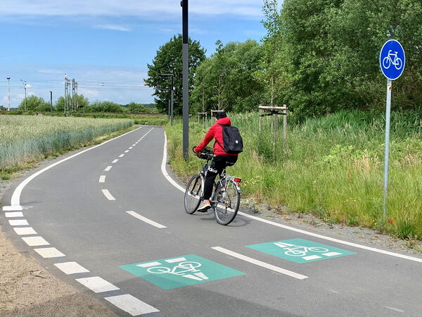 Radfahrer auf einem Radschnellweg