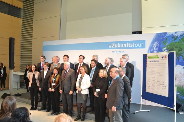 Gruppenfoto der Unterzeichner