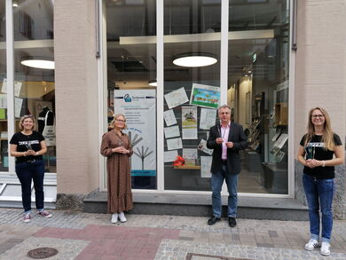 Schaufenster Tourist Info Heppenheim: Selbstgemalte Bilder zum Thema „So lebe ich nachhaltig…“ © ifok GmbH