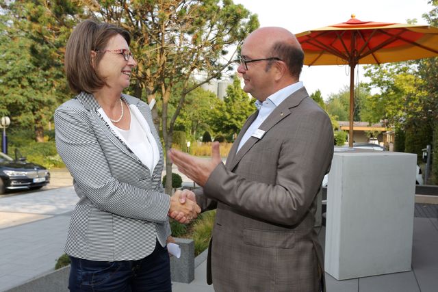 Ministerin Hinz mit Geschäftsführer Christian Rinn bei Rinn Beton- und Naturstein GmbH 