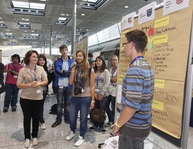 Jugendliche stellen ihre Ideen vor