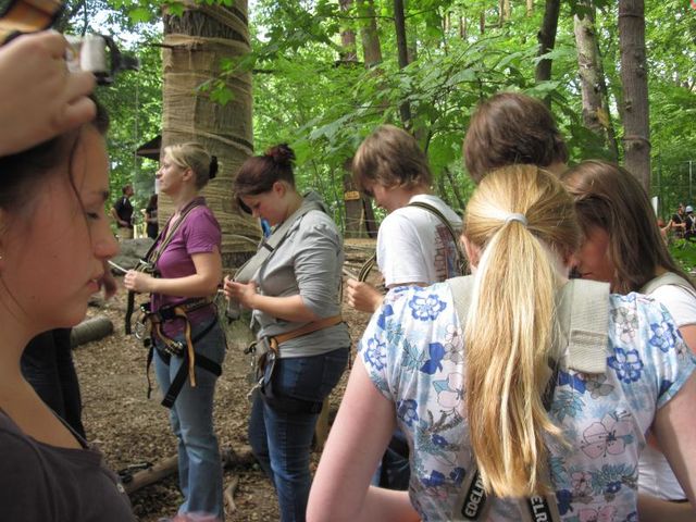 Jugendliche im Kletterwald