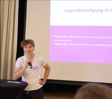 Paolo Müller, ehemaliger Bundesprecher des FÖJ, moderierte ein Gespräch zu Beratungsbedarfen in der hessischen Jugendbeteiligung.