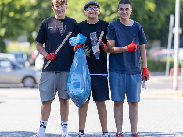 Fleißige Helfer beim Sauberhaften Schulweg