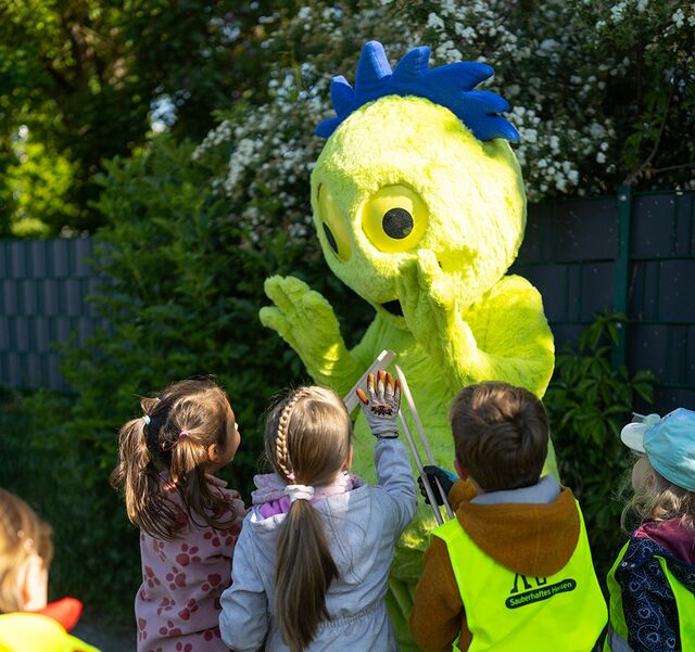Kinder mit Maskottchen Müllmo