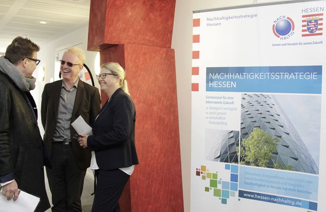 Renate Labonté, Leiterin der Geschäftsstelle der Nachhaltigkeitsstrategie Hessen, im Gespräch mit zwei HBN-Mitgliedern