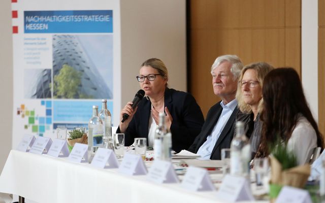 Frau Labonté und Teilnehmerinnen und Teilnehmer der 1. Sitzung des HBN im Plenum