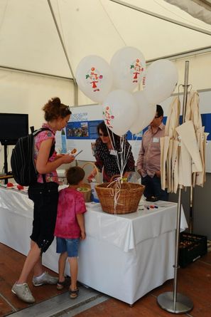 Menschen am Infostand