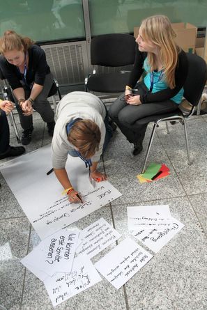 Notizen werden auf dem Boden ausgelegt