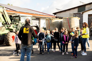 Die Kinder der Grunschule der Guxhagen besuchen den Bauernhof © offenblende.de