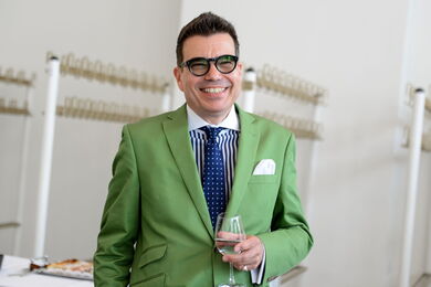 Mann mit Glas in der Hand