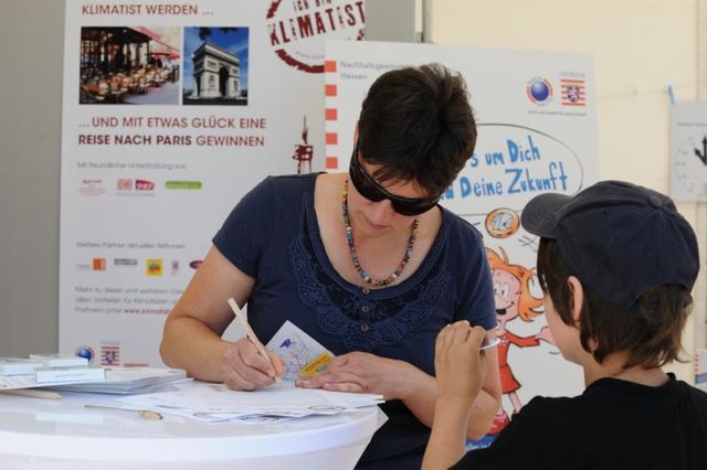 Besucher am Infostand