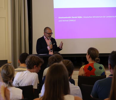 Staatssekretär Daniel Köfer (HMLU): „Kommunen sind die idealen Räume für Jugendbeteiligung – hier sind die Wege kurz, hier erleben Jugendliche Nachhaltigkeit unmittelbar.“