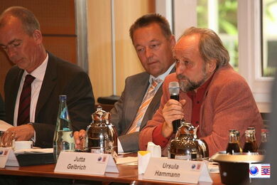 Die Mitglieder der Nachhaltigkeitskonferenz diskutieren