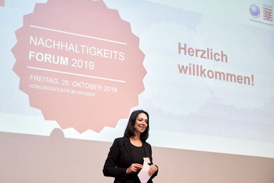 Die Hauptmoderatorin begrüßt die Teilnehmenden beim Nachhaltigkeitsforum 2019