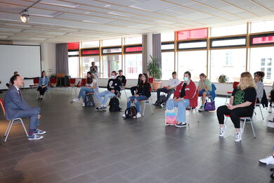 Auf Augenhöhe – Oliver Conz im Gespräch mit den Schülerinnen und Schülern.