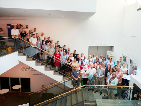 3. Jahreskonferenz der Initiative Nachhaltiges Wirtschaften, Gruppenfoto auf einer Treppe