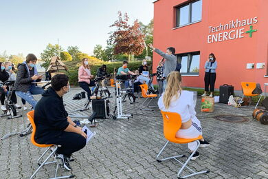 Schülerinnen und Schüler der Radko-Stöckl-Schule Melsungen beim Stromerzeugen am Technikhaus © offenblende.de