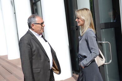 Mann und Frau unterhalten sich