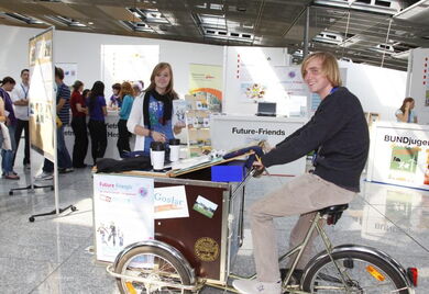 Aussteller sind mit dem Fahrradtaxi unterwegs