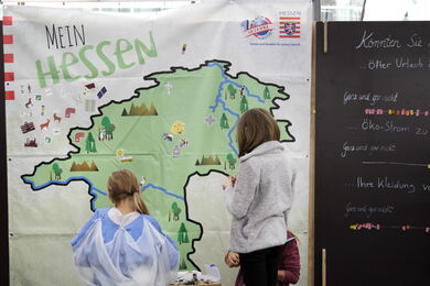 Hessenkarte am Roadshowstand auf dem Mauritiusplatz in Wiesbaden