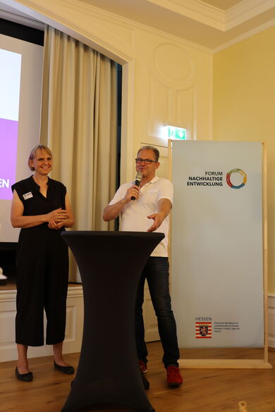 Abteilungsleiterin Dr. Birgit Straubinger (HMLU) und Bürgermeister Patrick Kunkel, Vorsitzender des Forums Nachhaltige Entwicklung (FNE), eröffneten die Veranstaltung.