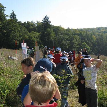 Kinder wandern durch Hessens Wälder und Wiesen