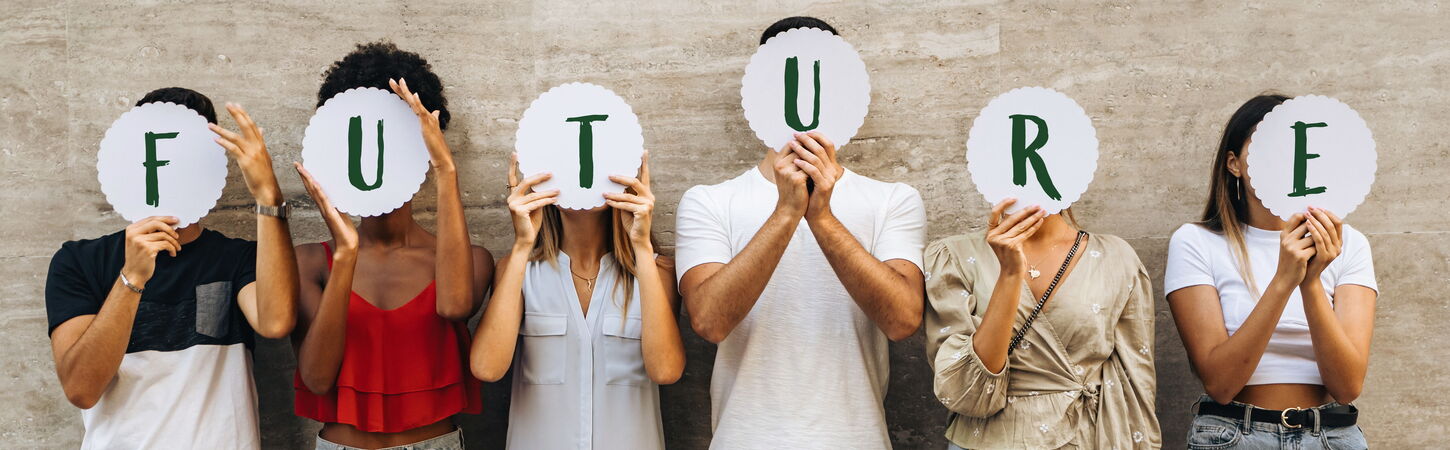 Thema Zukunft: Junge Menschen, die ihr Gesicht mit Buchstabenschildern verbergeben, die dann zusammen „Future“ ergeben.