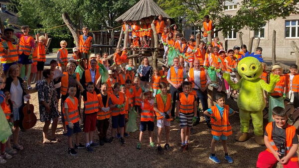Kinder der Hebbelschule mit Umweltminister Ingmar Jung, Gruppenfoto