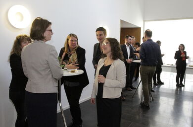 Ministerin Hinz und Frau Pflaum mit Frau Conrad und Frau Seyffardt von der Geschäftsstelle der Nachhaltigkeitsstrategie Hessen sowie Frau Kohl, Staatskanzlei Hessen, im Gespräch