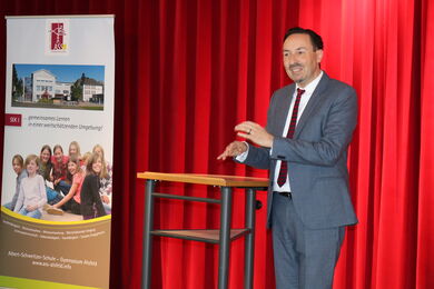 Staatssekretär Oliver Conz berichtet von seiner Arbeit im Ministerium.