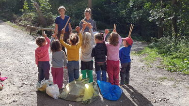 Die Kinder des Waldkindergarten Wiesel e. V. aus Bad Soden/Neuenhain sammeln Müll im Wald © ifok GmbH