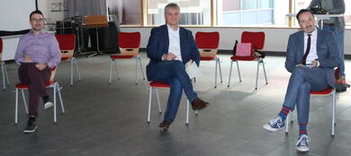 Fachlehrer Lukas Raatz, Schulleiter Christian Bolduan und Staatssekretär Oliver Conz (v.l.).