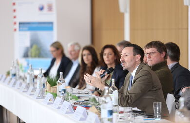 Teilnehmerinnen und Teilnehmer der 1. Sitzung des HBN im Plenum