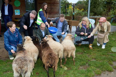 Staatssekretär Daniel Köfer auf der Kinder- und Jugendfarm in Offenbach