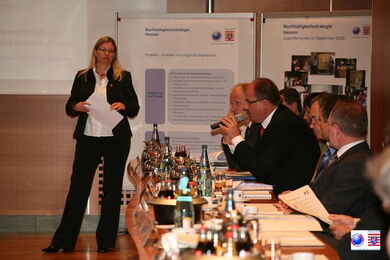 Diskussion im Konferenzsaal