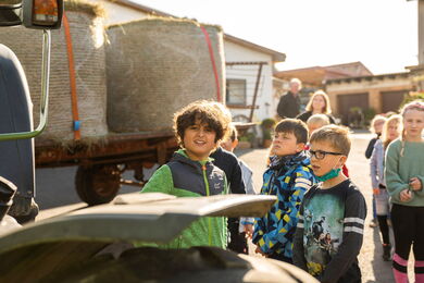 Wandertag der Grundschule Guxhagen zum örtlichen Bauernhof © offenblende.de