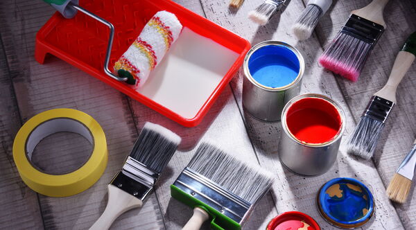 Farben, Pinsel und Malerutensilien