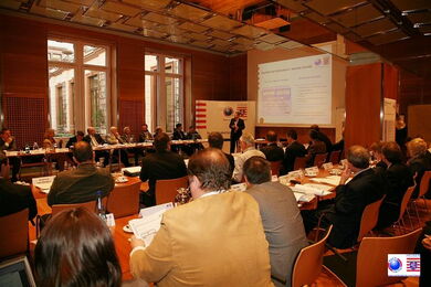 Teilnehmende im Konferenzsaal