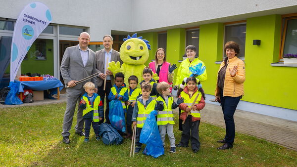 Gruppenbild Ingmar Jung mit Kindern und Maskottchen Müllmo