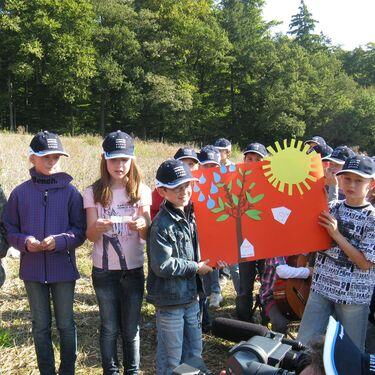 Kinder stellen ihre Nachhaltigkeitsplakate vor