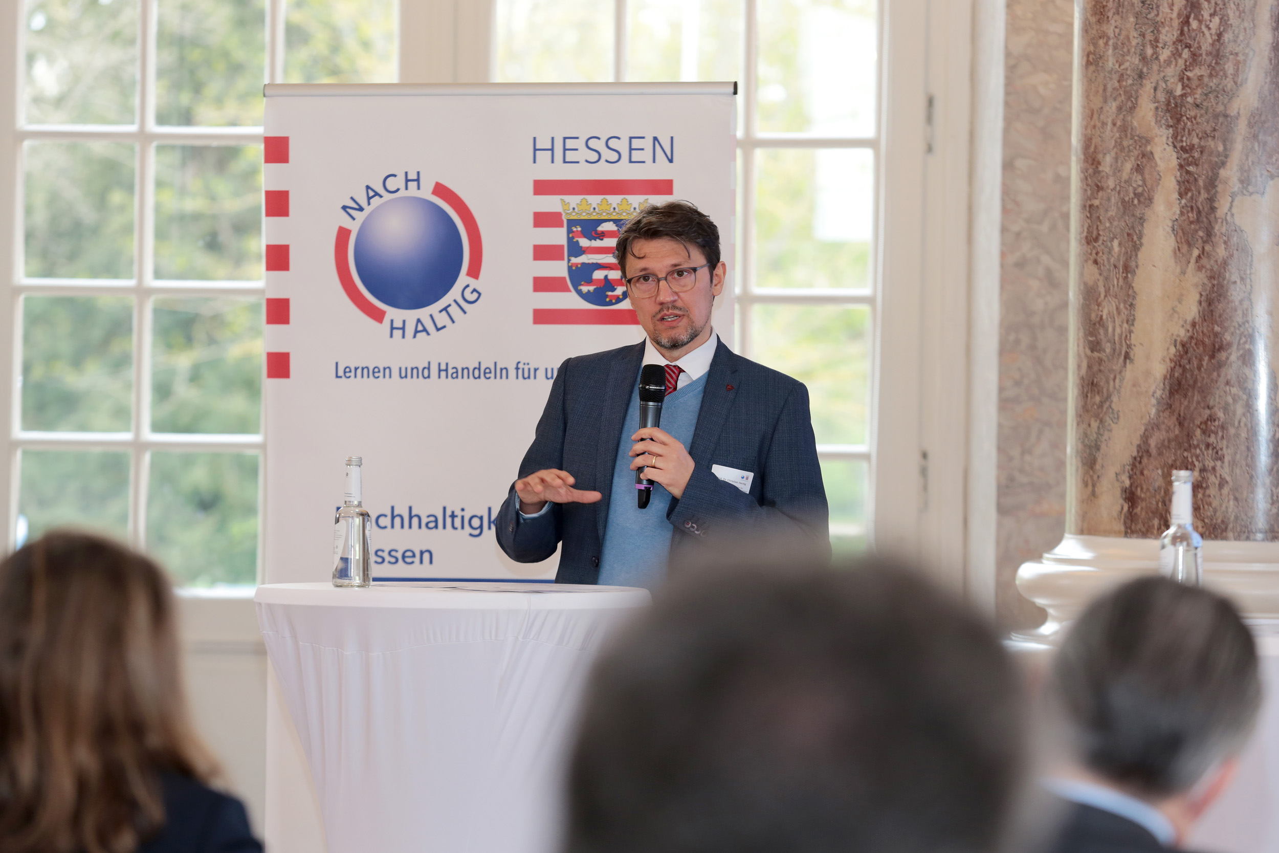 Prof. Dr. Christian Herzig berichtet dem Hessischen Bündnis für Nachhaltigkeit von den Ergebnissen aus dem Steuerungskreis.