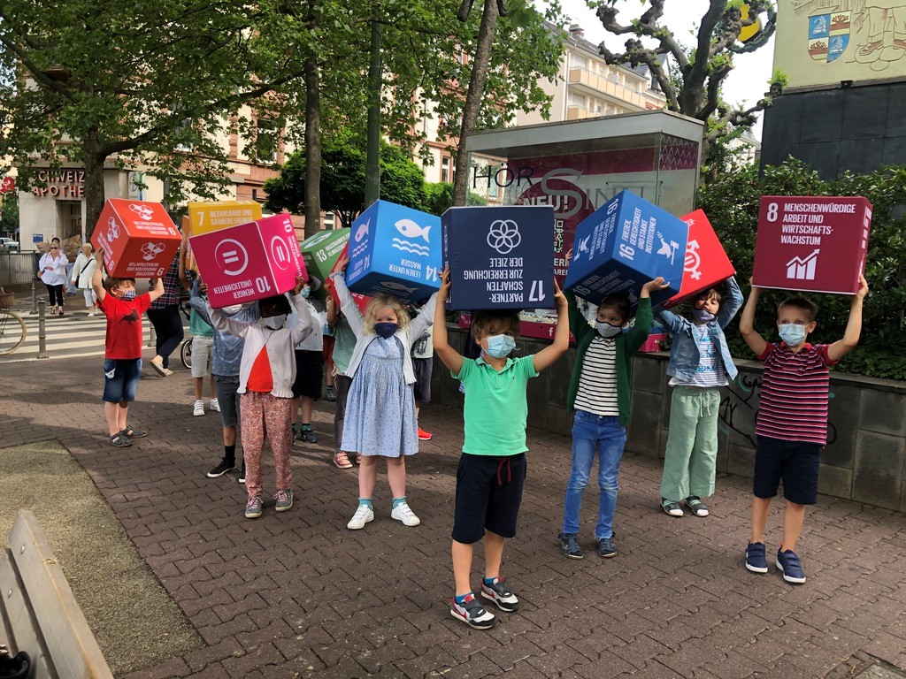 Bild zum Flashmob - Kinder halten die SDGs als Würfel in die Höhe